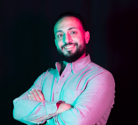 Photo portrait en noir et blanc de Mohamed Benouhoud, fondateur de l'agence de storytelling Saisir l'instant